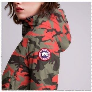 CANADA GOOSE DORE LIGHTWEIGHT HOODED DOWN JACKET 
Fire Bud Camo
Small  (US 4-6)